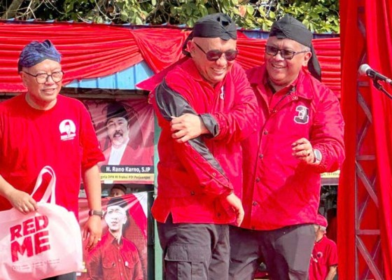 Nusabali.com - hasto-sematkan-jaket-pdip-ke-menteri-koperasi