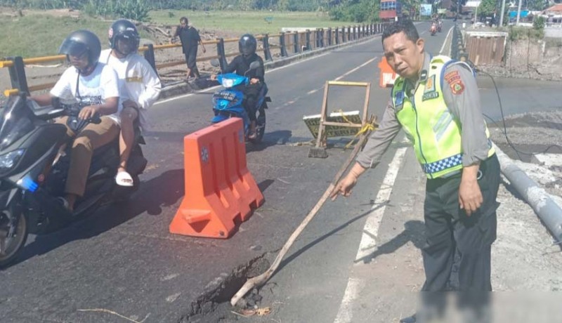 www.nusabali.com-jalan-di-ujung-jembatan-biluk-poh-jebol