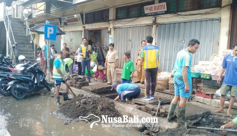 www.nusabali.com-drainase-pasar-anyar-mulai-diperbaiki