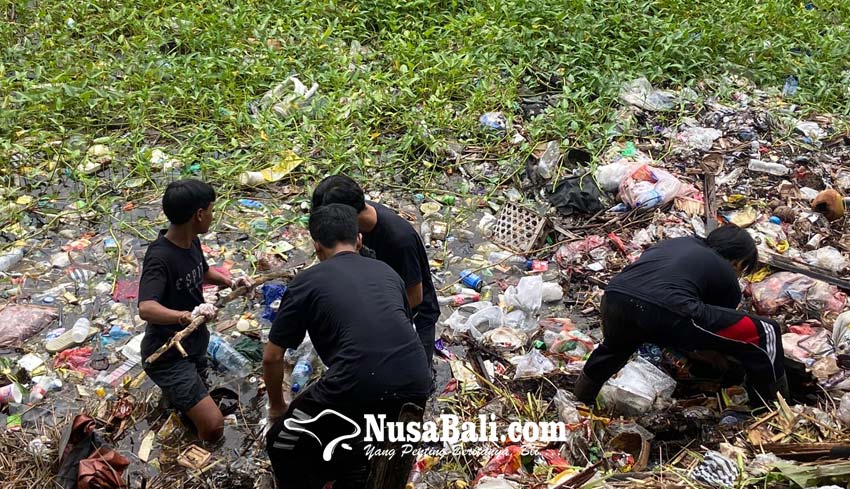 NUSABALI.com - Inspiratif, 4 Remaja Jadi Relawan Pungut Sampah di Sungai