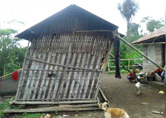 Nusabali.com - rumah-rusak-tembok-sman-selat-ambruk