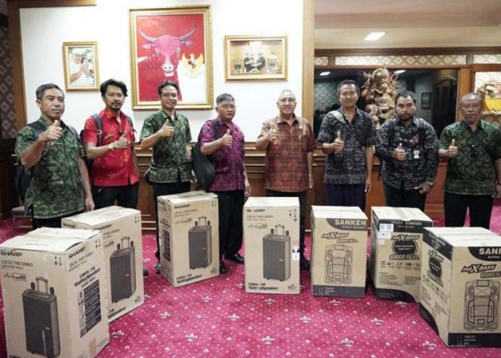 Nusabali.com - ketua-dprd-badung-serahkan-genta-dan-speaker-wireless