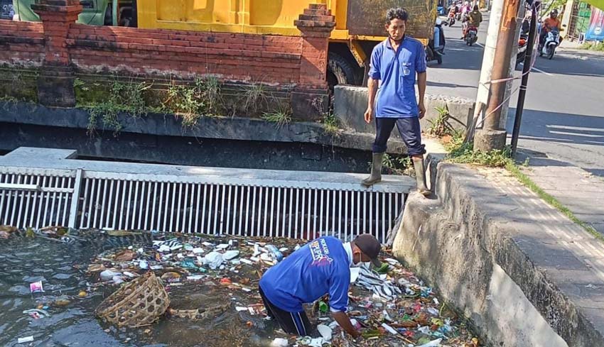 Nusabali Com Antisipasi Banjir Dinas Pupr Bersihkan Sampah Di Sungai