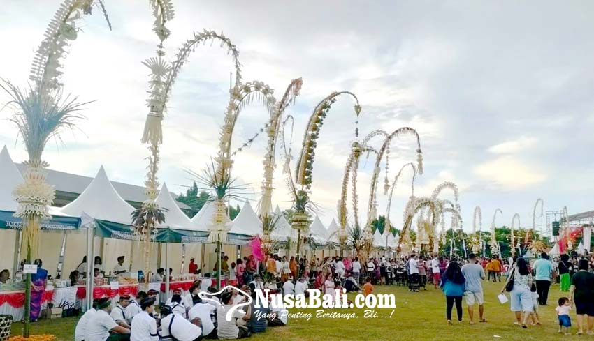 Puluhan Penjor Meriahkan Hut Kota Singaraja