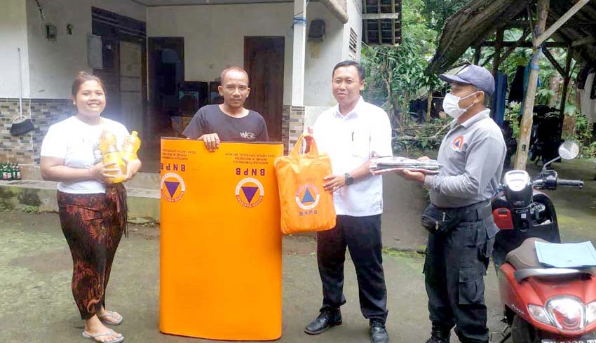 Nusabali Com Korban Bencana Terima Bantuan Bpbd