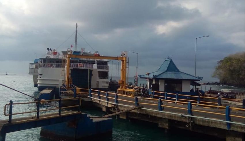 NUSABALI.com - Jelang Lebaran, 7 Kapal Pelabuhan Padangbai Docking