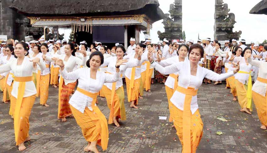 Gow Jembrana Ngayah Rejang Renteng Di Besakih