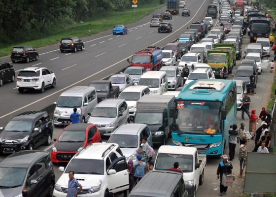 Nusabali.com - jalan-raya-dan-tol-macet-parah