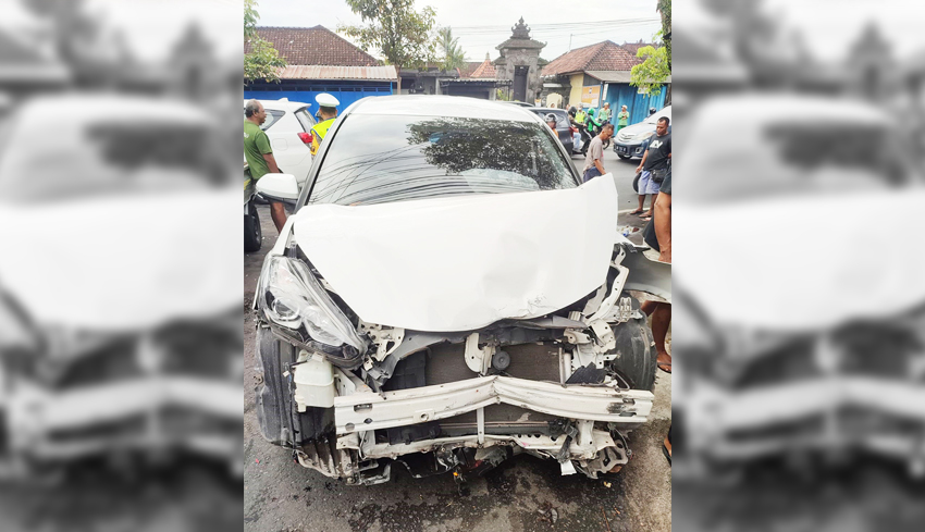 Tiga Mobil Tabrakan Beruntun Di Kapal