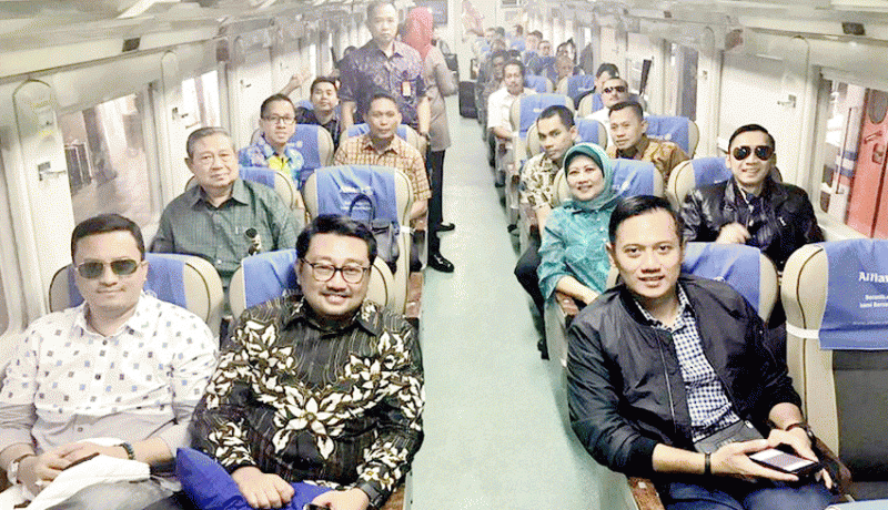 www.nusabali.com-sby-dan-ahy-tour-de-java-naik-kereta