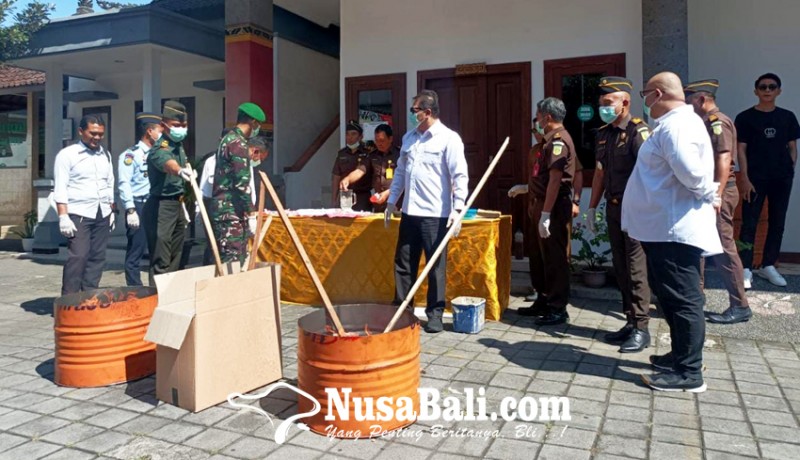 www.nusabali.com-kejari-gianyar-musnahkan-shabu-dan-ganja