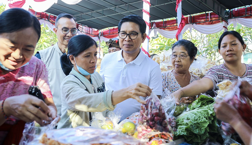 www.nusabali.com-sekda-adi-arnawa-hadiri-launching-gpm-di-desa-angantaka