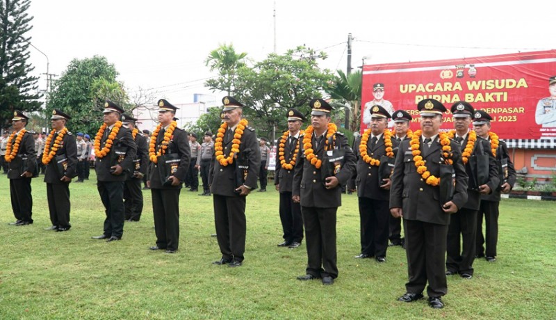 www.nusabali.com-kapolresta-lepas-18-personel-purna-bakti