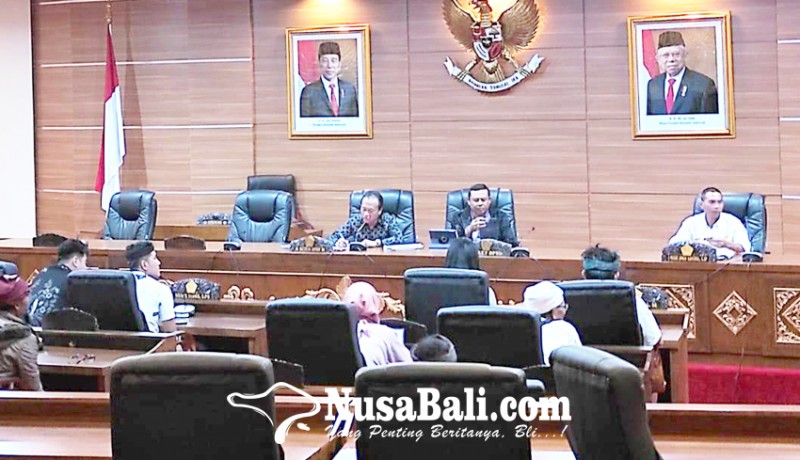 www.nusabali.com-puluhan-warga-datangi-dprd-bangli