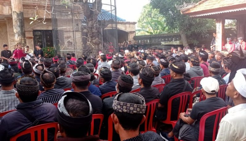 www.nusabali.com-ribuan-simpatisan-nyoman-mulyadi-bergerak-menuju-dpd-pdip-bali-protes-pencoretan-bacaleg