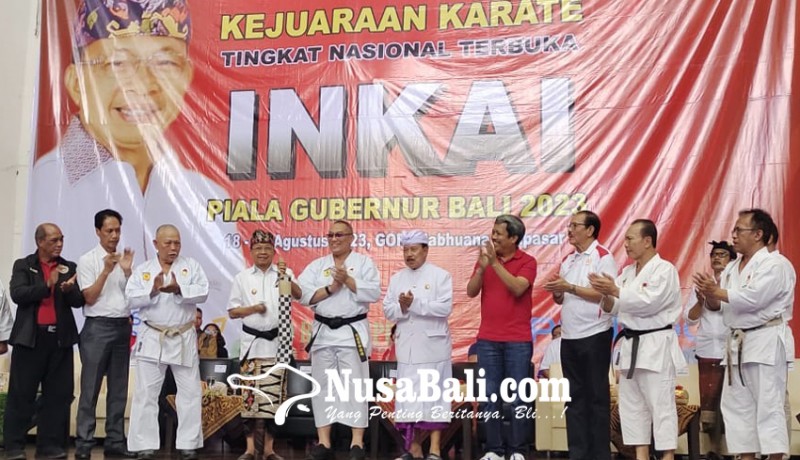 www.nusabali.com-inkai-anugerahi-gubernur-koster-tanda-kehormatan-sabuk-hitam