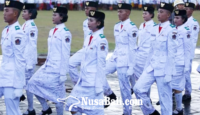 www.nusabali.com-upacara-penurunan-bendera-diguyur-hujan