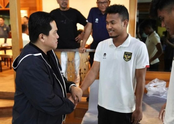 Nusabali.com - timnas-u-23-dapat-guard-of-honours-dari-timnas-u-17