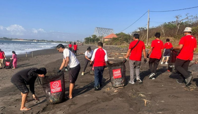 www.nusabali.com-aksi-bersih-bersih-di-pantai-padang-galak-ccep-ingatkan-konsep-nonahelix