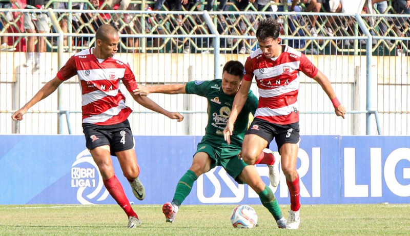 www.nusabali.com-libas-persebaya-madura-united-kokoh-di-puncak