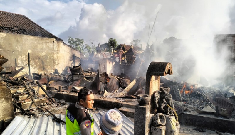 www.nusabali.com-rumah-warga-di-gunung-bau-terbakar