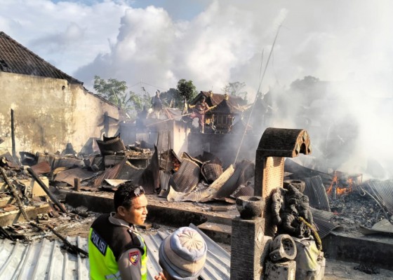 Nusabali.com - rumah-warga-di-gunung-bau-terbakar