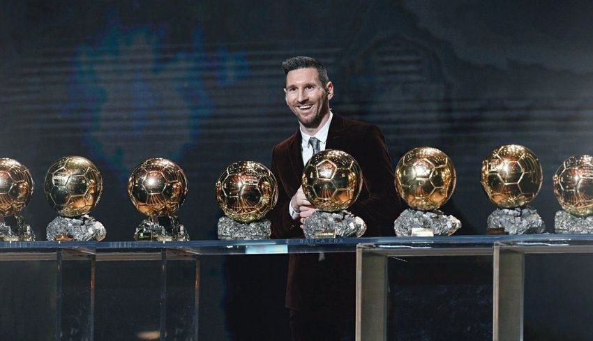 NUSABALI.com - Fantastis! Lionel Messi Raih Ballon D'Or Ke-8