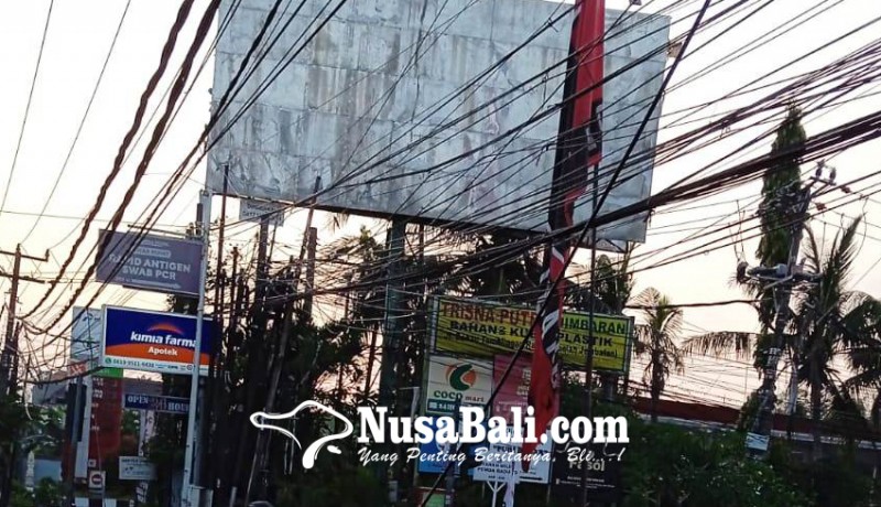 www.nusabali.com-kabel-semrawut-di-jimbaran-jadi-sorotan