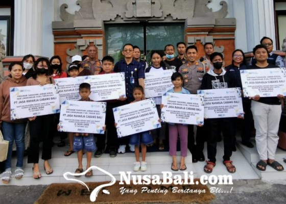 Nusabali.com - jasa-raharja-serahkan-beasiswa-kepada-anak-ahli-waris-korban-lakalantas-di-bali