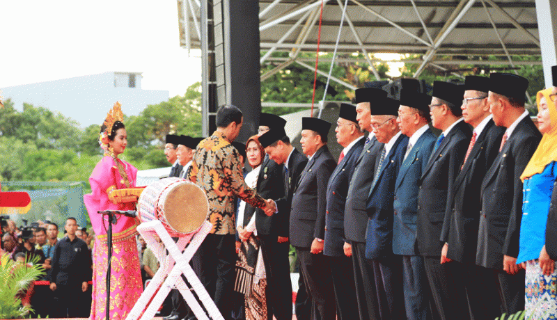 www.nusabali.com-bupati-suwirta-raih-satya-lencana-pembangunan