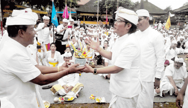 www.nusabali.com-pemkab-badung-nganyarin-di-pura-mandhara-giri-semeru-agung-lumajang