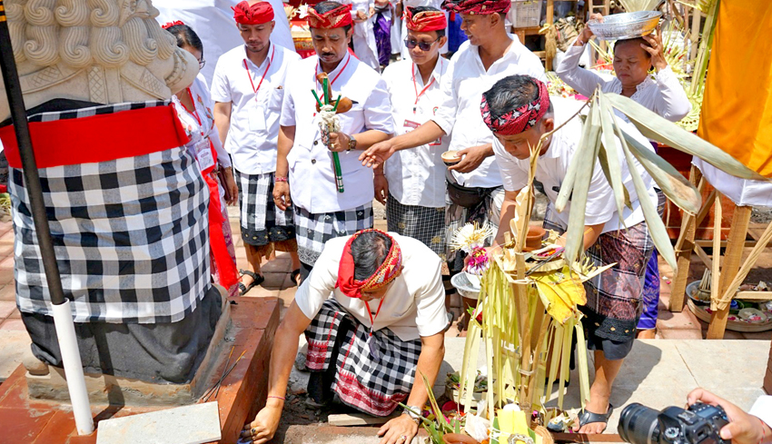 www.nusabali.com-pemkab-tabanan-gelar-upacara-pemelaspasan-alit-di-padmasana-kantor-bupati