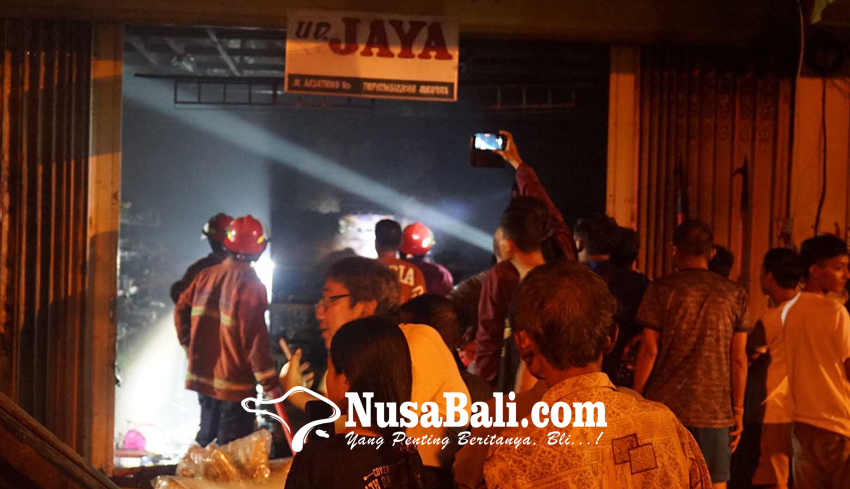 NUSABALI.com - Ruko Terbakar, Pasutri Nekat Lompat Dari Lantai II