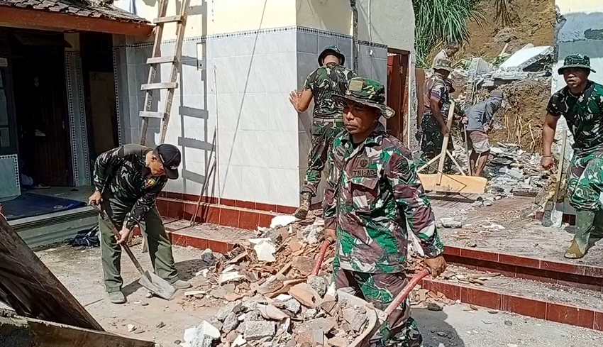 www.nusabali.com-tni-bersihkan-material-longsor