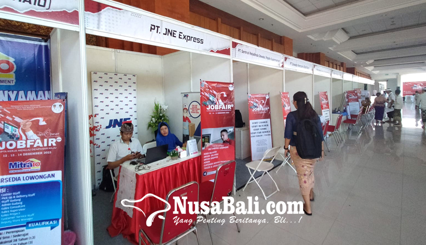 NUSABALI.com - Ratusan Pencari Kerja Kunjungi Stand Job Fair