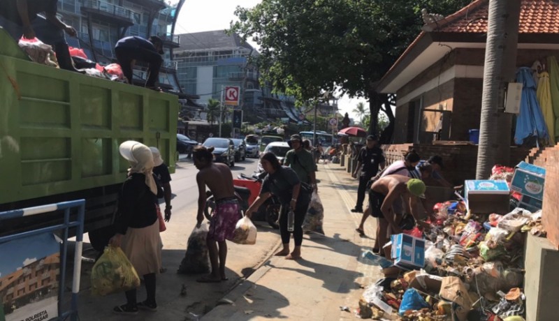 www.nusabali.com-pedagang-dan-satgas-pantai-kuta-kumpulkan-6-truk-sampah