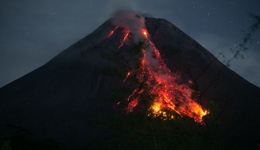 Nusabali Com Gunung Merapi Semburkan Awan Panas Guguran Sejauh