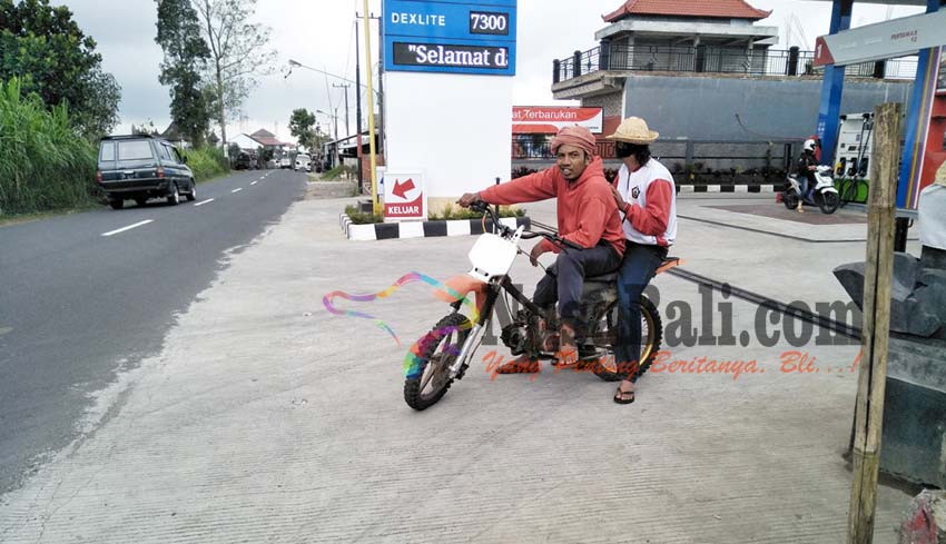 NUSABALI.com - Plang SPBU Langgar Sempadan Jalan