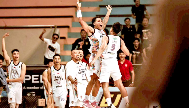 www.nusabali.com-bali-united-basketball-sapu-bersih-laga-kandang