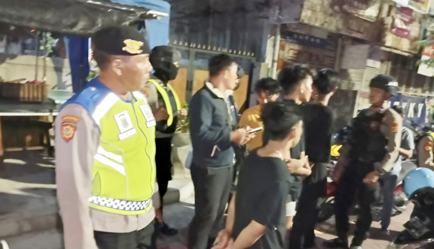 NUSABALI.com - Polisi Bubarkan ABG Duel 2 Lawan 2 Di Jalan