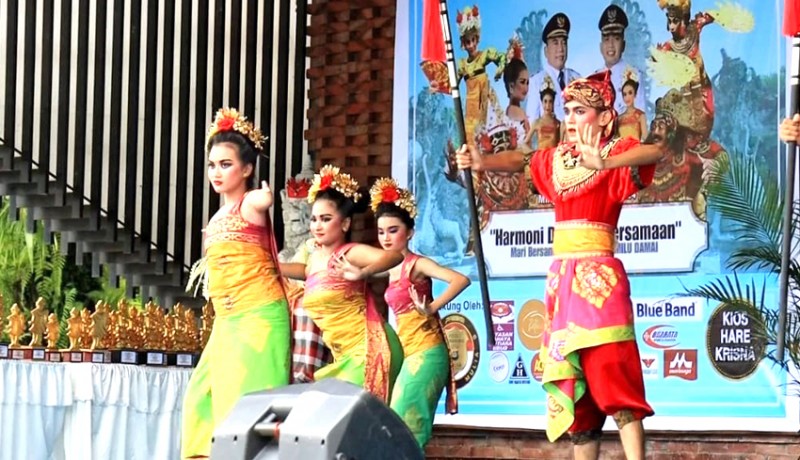 www.nusabali.com-ratusan-anak-anak-tampil-di-festival-tari-bali-jembrana-vii