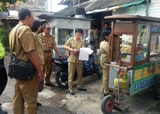 Nusabali.com - tim-dinkes-sidak-dagang-bakso