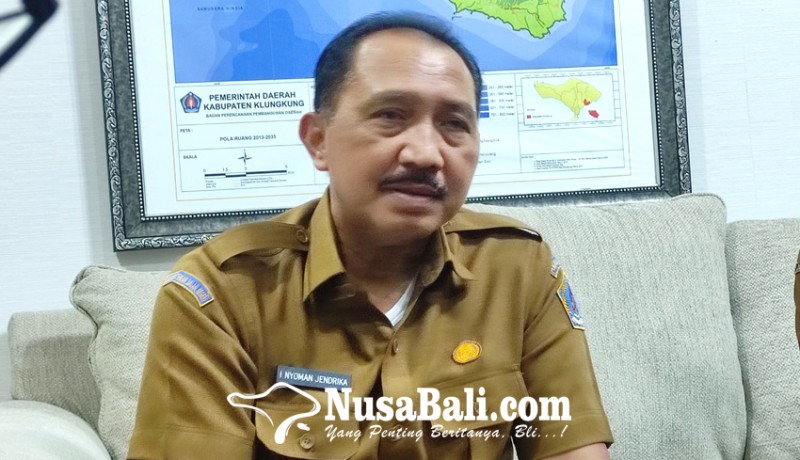 www.nusabali.com-pj-bupati-klungkung-nyoblos-di-tps-1-banjar-bendul