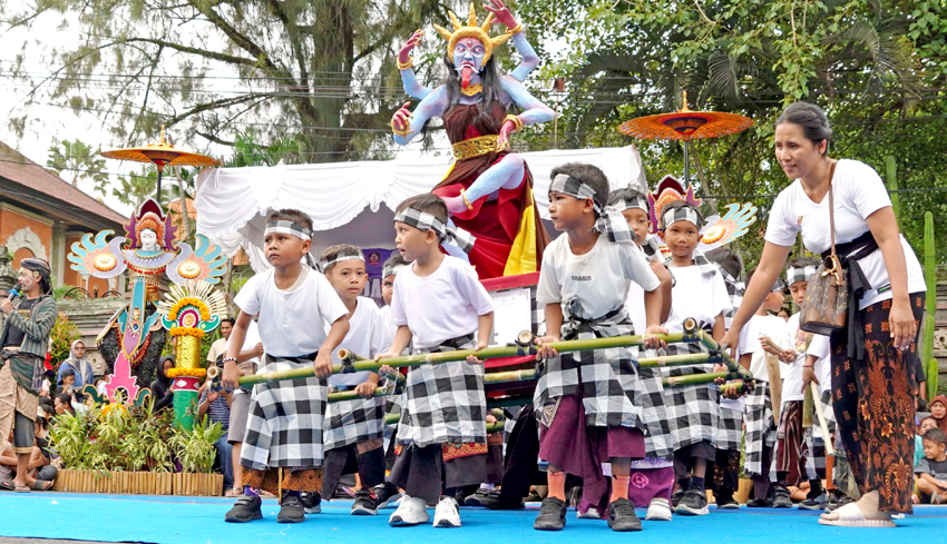 www.nusabali.com-ratusan-anak-paud-paradekan-ogoh-ogoh