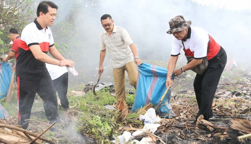 www.nusabali.com-bupati-suwirta-pimpin-pemungutan-sampah-plastik