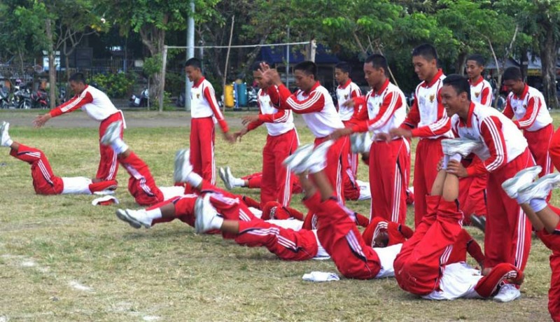 www.nusabali.com-calon-paskibraka-kota-denpasar-digemleng-latihan-fisik