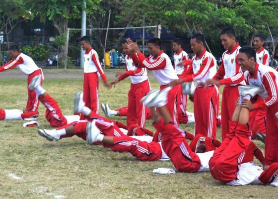 Nusabali.com - calon-paskibraka-kota-denpasar-digemleng-latihan-fisik