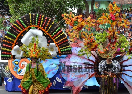 Nusabali.com - buleleng-endek-carnaval-2017-bertema-cahaya-bulan