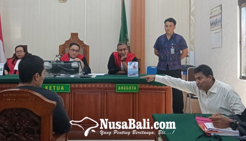 www.nusabali.com-gebrak-meja-terdakwa-tantang-saksi-polisi