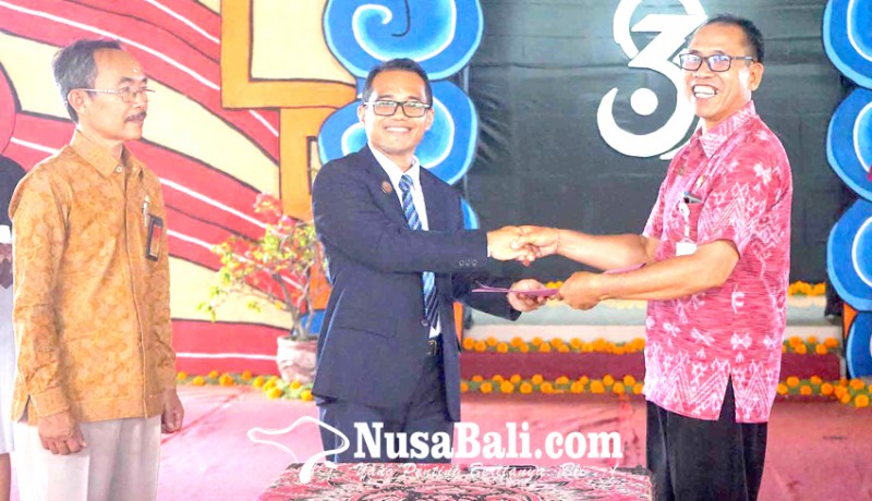 www.nusabali.com-sman-2-amlapura-lepas-329-siswa